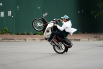 Kiểu bốc đầu xe không bao giờ ngã của trai trẻ