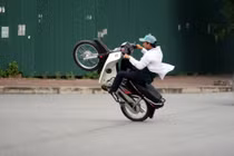 Kiểu bốc đầu xe không bao giờ ngã của trai trẻ