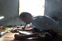 Người đàn ông chuyên sửa đồ điện tử bằng miệng