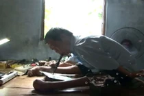 Người đàn ông chuyên sửa đồ điện tử bằng miệng