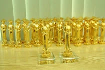 Xem mạ vàng ròng cho tượng phụ nữ Việt Nam