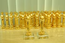 Xem mạ vàng ròng cho tượng phụ nữ Việt Nam