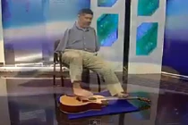 Kinh ngạc người đàn ông chơi guitar bằng chân đẳng cấp