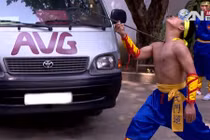 Thót tim dùng huyệt đạo cơ thể uốn cong thanh sắt