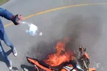 Chiếc mô tô cháy rụi chỉ sau... cú ngã thông thường