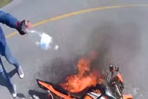 Chiếc mô tô cháy rụi chỉ sau... cú ngã thông thường