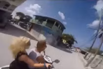 Tai nạn nhớ đời vì vừa đi xe máy vừa “tự sướng“