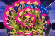 Màn múa quạt khiến cả nước Mỹ ngẩn ngơ