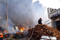 Đang cháy lớn công ty gỗ, thiêu rụi nhiều nhà gần cầu Đồng Nai