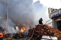 Thiệt hại khủng khiếp sau vụ cháy công ty gỗ gần cầu Đồng Nai