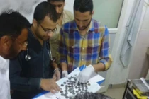 Người đàn ông nuốt hàng trăm đồng xu và đinh vào bụng