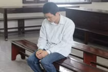 Cha dượng hiếp dâm con gái riêng của vợ