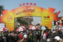 Uống bia miễn phí đông như trẩy hội tại Hà Nội