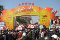 Uống bia miễn phí đông như trẩy hội tại Hà Nội