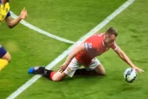 Pha xả thân cứu bóng đáng nể nhất lịch sử bóng đá