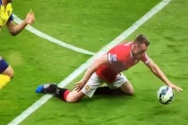 Pha xả thân cứu bóng đáng nể nhất lịch sử bóng đá