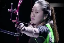 Gái xinh bắn cung xuyên qua 4 quạt điện đang quay