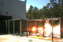 Video: Súng điện từ bắn xuyên thép như chọc thủng giấy