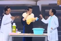 Trấn Thành phát điên vì bị Trường Giang bắt... cho con bú