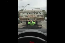 Cười té ghế với kiểu tập gym đường phố có một không hai