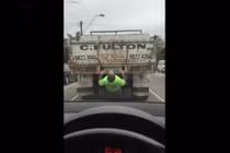 Cười té ghế với kiểu tập gym đường phố có một không hai