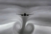 Máy bay VNA gặp sự cố, hành khách làm gì?