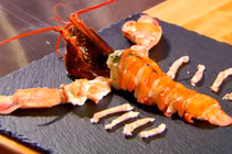 Xem "vua đầu bếp" bóc vỏ tôm hùm rồi ghép thịt lại nguyên con