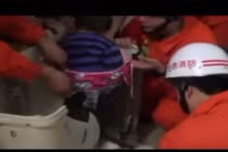 Toát mồ hôi giải cứu bé 2 tuổi kẹt trong máy giặt