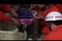 Toát mồ hôi giải cứu bé 2 tuổi kẹt trong máy giặt