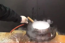 Điều gì xảy ra khi cho đá âm 85 độ vào nước sôi?