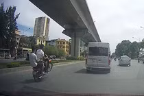 Hai quái xế trêu ngươi thần chết trên đường phố Hà Nội