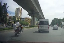 Hai quái xế trêu ngươi thần chết trên đường phố Hà Nội