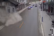 Khoảnh khắc nhà sụp đổ kinh hoàng trong vài giây vì lở đất