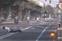 Cảnh sát thế giới và những tai nạn không thể nhịn cười