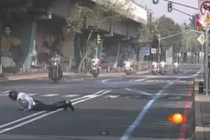 Cảnh sát thế giới và những tai nạn không thể nhịn cười