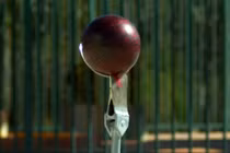 Chuyện gì xảy ra khi thả bóng bowling xuống lưỡi rìu?