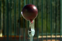 Chuyện gì xảy ra khi thả bóng bowling xuống lưỡi rìu?