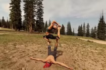 Màn biểu diễn Yoga "thần sầu" ở độ cao 3500m