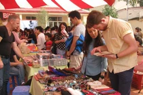 Dân Tây “lớ ngớ” đi chợ phiên Hà Nội