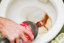 Điều gì xảy ra khi đổ nước ngọt có ga vào bồn cầu?