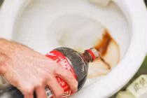 Điều gì xảy ra khi đổ nước ngọt có ga vào bồn cầu?