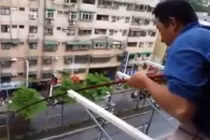 Thành quả không ngờ khi câu cá từ ban công chung cư