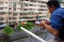 Thành quả không ngờ khi câu cá từ ban công chung cư