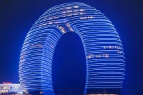 Tòa nhà khổng lồ bị thủng “rốn"