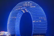 Tòa nhà khổng lồ bị thủng “rốn"