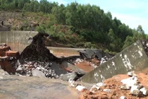 Vỡ đập tràn xả lũ ở Tuyên Quang