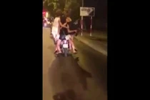 Cảnh 4 gái trẻ "làm xiếc" trên xe máy ở Hà Nội