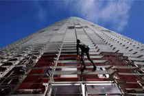 Người nhện" của nước Pháp leo nhà 38 tầng bằng tay không