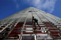 Người nhện" của nước Pháp leo nhà 38 tầng bằng tay không