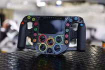 Bóc mẽ vô lăng siêu phức tạp của siêu xe Porsche 919